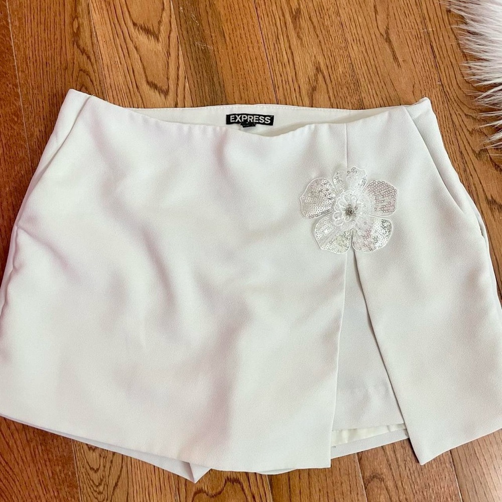 Vintage Y2K white going out skirt with sequin flower 🌸 by Express